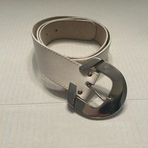 Women’s Leather Belt Size Medium/ Large White Silver Hardware
EUC